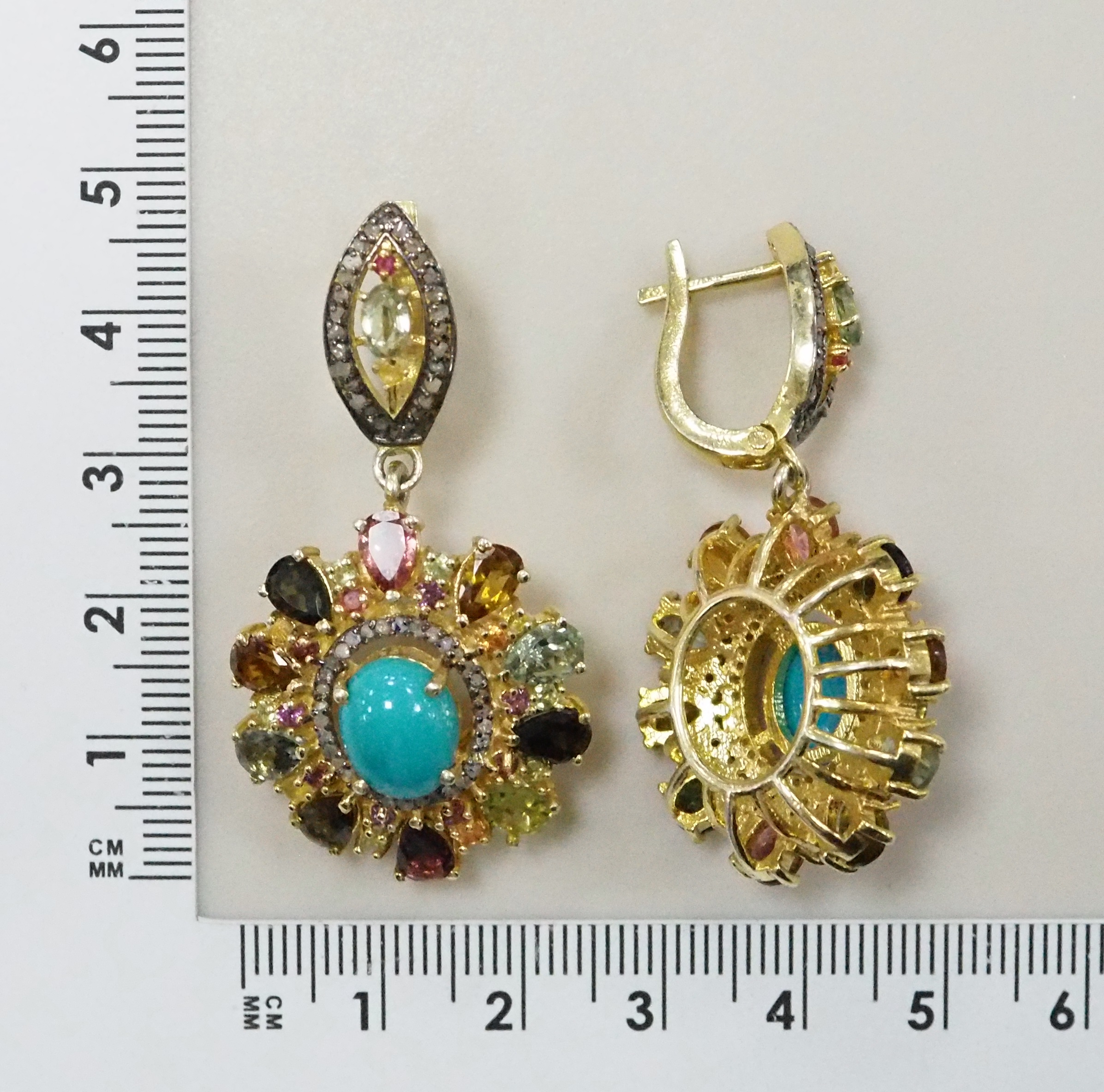 Серебряные серьги 925 пробы; вставки 2 Бирюза 5,04; 20 Турмалин цв.7,08; 2 Сапфир зел.0,6; 124 Бр.НВО 0,59 6/8; 2 Аметист 0,02; 14 Родолит 0,68; 2 Руб